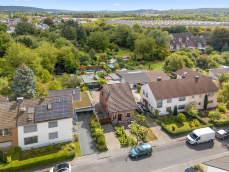 Freistehendes Einfamilienhaus, voll unterkellert, verklinkert, mit Doppelgarage und Pool