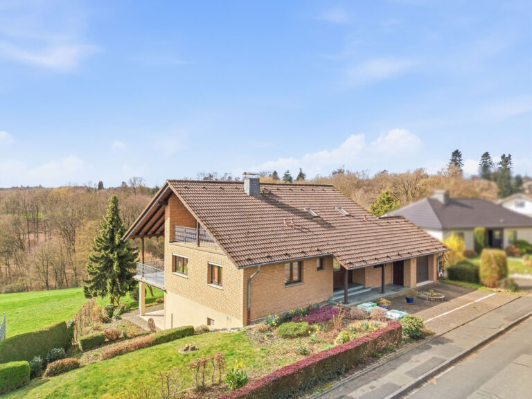 Zweifamilienhaus mit Einliegerwohnung, vollunterkellert, vollverklinkert, Garage, Wärmepumpe.