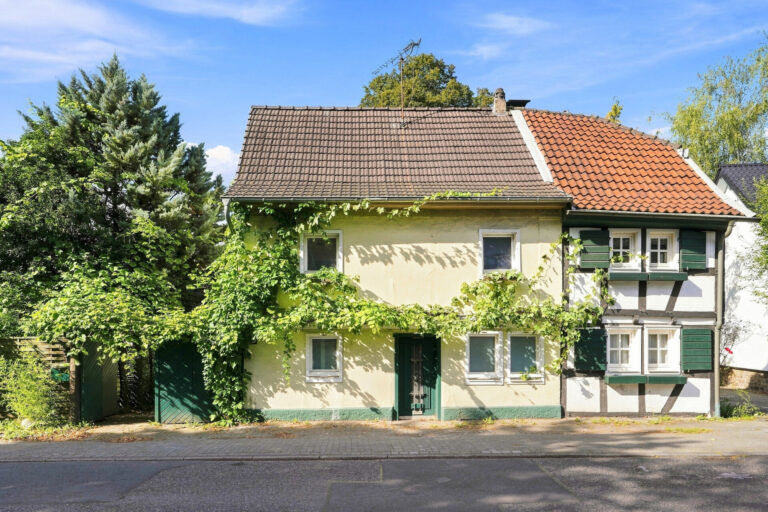 Sanierungsbedürftiges Fachwerkhaus nah dem Schloßpark in Hennef Allner
