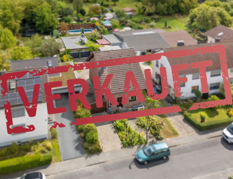 Freistehendes Einfamilienhaus, voll unterkellert, verklinkert, mit Doppelgarage und Pool